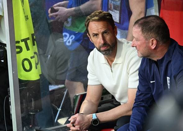 25 06 2024, xsltx, Football EM 2024, England Slovenia emspor, v l Trainer Head Coach Gareth Southgate England DFL DFB REGULATIONS PROHIBIT ANY USE OF PHOTOGRAPHS as IMAGE SEQUENCES and or QUASI VIDEO Köln