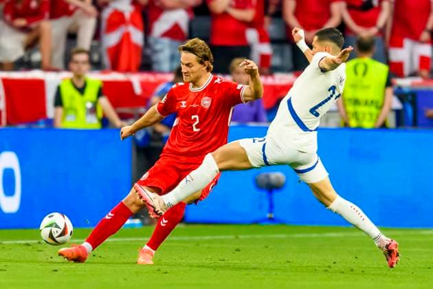 GER, UEFA Euro 2024 Group C, Denmark DNK vs Serbia SRB 25 06 2024, Allianz Arena, Munich, GER, UEFA Euro 2024 Group C, Denmark DNK vs Serbia SRB , in the picture Strahinja Pavlovi Serbia 2 in a duel against Rönnow Frederik Denmark 22 nordphotoxGmbHx xStraubmeier nph00004