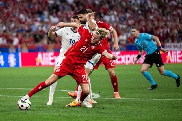 240625 Lazar Vujadin Samardzic of Serbia and Morten Hjulmand of Denmark during the UEFA Euro 2024 Football Championship match between Denmark and Serbia on June 25, 2024 in Munich Photo Mathias Bergeld BILDBYRAN kod MB MB0940 fotboll football soccer fotballs em europamästerskap em uefa euro uefa european football championship euro 2024 denmark serbien serbia bbeng  Copyright: MATHIASxBERGELD BB240625MB051