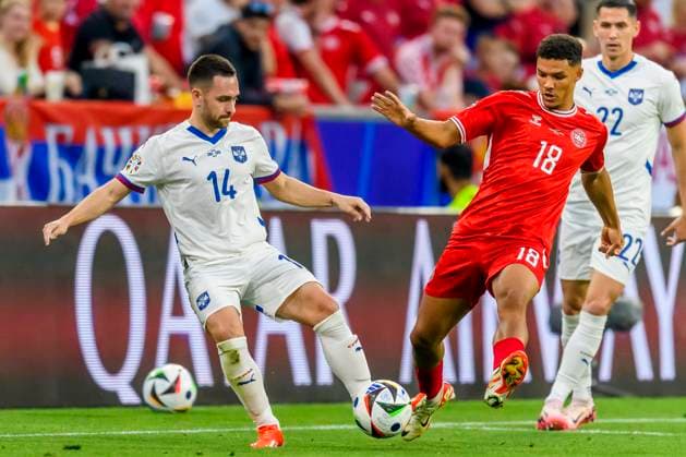 GER, UEFA Euro 2024 Group C, Denmark DNK vs Serbia SRB 25 06 2024, Allianz Arena, Munich, GER, UEFA Euro 2024 Group C, Denmark DNK vs Serbia SRB , in the picture Damsgaard Mikkel Denmark 14 in duel against Petar Ratkov Serbia 18 with Rönnow Frederik Denmark 22 nordphotoxGmbHx xStraubmeier nph00004