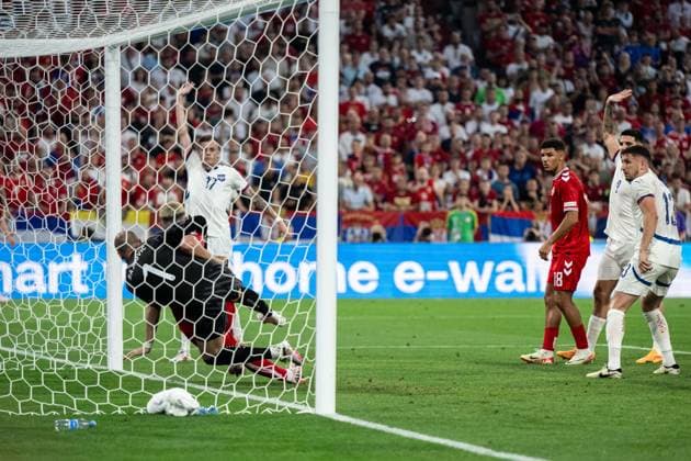240625 Goalkeeper Predrag Rajkovic of Serbia and Jonas Wind of Denmark during the UEFA Euro 2024 Football Championship match between Denmark and Serbia on June 25, 2024 in Munich Photo Mathias Bergeld BILDBYRAN code MB MB0940 fotboll football soccer fotballs em europamästerskap em uefa euro uefa european football championship euro 2024 denmark serbien serbia bbeng  Copyright: MATHIASxBERGELD BB240625MB053