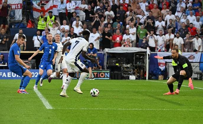 25 06 2024, xsltx, Football EM 2024, England Slovenia emspor, v l Bukayo Saka England , Zan Karnicnik Slovenia , Philip Foden England , Jan Oblak Slovenia abseitstor, DFL DFB REGULATIONS PROHIBIT ANY USE OF PHOTOGRAPHS as IMAGE SEQUENCES and or QUASI VIDEO Köln