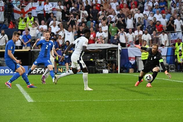25 06 2024, xsltx, Football EM 2024, England Slovenia emspor, v l Bukayo Saka England , Zan Karnicnik Slovenia , Philip Foden England , Jan Oblak Slovenia abseitstor, DFL DFB REGULATIONS PROHIBIT ANY USE OF PHOTOGRAPHS as IMAGE SEQUENCES and or QUASI VIDEO Köln
