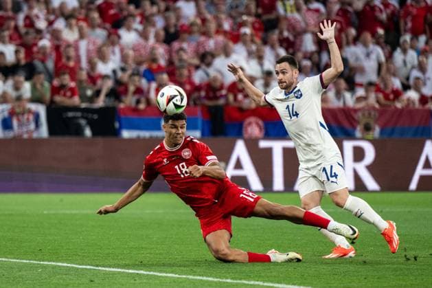 240625 Alexander Bah of Denmark and Andrija Zivkovic of Serbia during the UEFA Euro 2024 Football Championship match between Denmark and Serbia on June 25, 2024 in Munich Photo Mathias Bergeld BILDBYRAN code MB MB0940 fotboll football soccer fotballs em europamästerskap em uefa euro uefa european football championship euro 2024 denmark serbien serbia bbeng  Copyright: MATHIASxBERGELD BB240625MB054