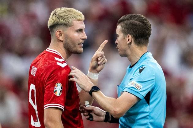 240625 Jonas Wind of Denmark reacts against referee Francois Letexier after disallowed goal during the UEFA Euro 2024 Football Championship match between Denmark and Serbia on June 25, 2024 in Munich Photo Mathias Bergeld BILDBYRAN kod MB MB0940 fotboll football soccer fotballs em europamästerskap em uefa euro uefa european football championship euro 2024 denmark serbien serbia bbeng  Copyright: MATHIASxBERGELD BB240625MB056