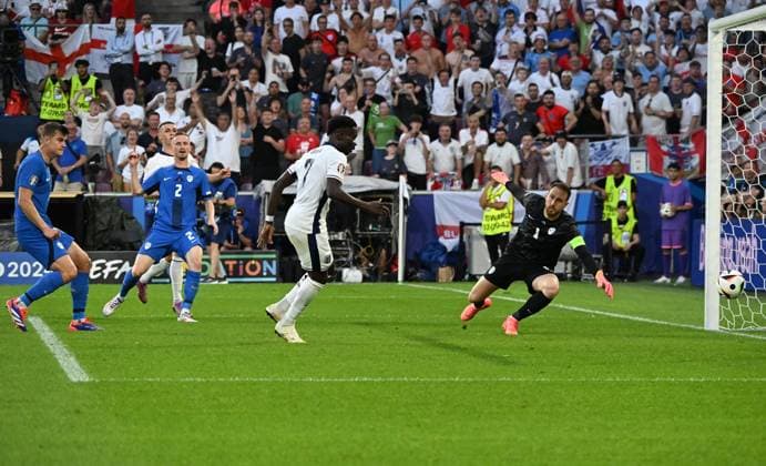25 06 2024, xsltx, Football EM 2024, England Slovenia emspor, v l Bukayo Saka England , Zan Karnicnik Slovenia , Philip Foden England , Jan Oblak Slovenia abseitstor, DFL DFB REGULATIONS PROHIBIT ANY USE OF PHOTOGRAPHS as IMAGE SEQUENCES and or QUASI VIDEO Köln