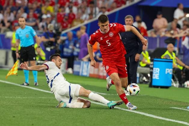 in duel, action, with Srdjan Mijailovic 16 Serbia , Joakim Maehle 5 Denmark , Denmark vs Serbia, Football, UEFA Euro 2024, Group stage, Matchday 3, 25 06 2024 Munich Bavaria Germany Copyright: xkolbert-press ChristianxKolbertx