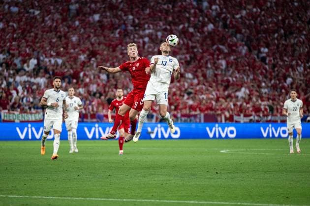 240625 Rasmus Hojlund of Denmark and Milos Veljkovic of Serbia during the UEFA Euro 2024 Football Championship match between Denmark and Serbia on June 25, 2024 in Munich Photo Mathias Bergeld BILDBYRAN code MB MB0940 fotboll football soccer fotballs em europamästerskap em uefa euro uefa european football championship euro 2024 denmark serbien serbia bbeng  Copyright: MATHIASxBERGELD BB240625MB060