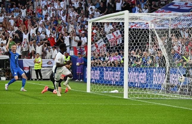 25 06 2024, xsltx, Football EM 2024, England Slovenia emspor, v l Zan Karnicnik Slovenia , Jan Oblak Slovenia , Bukayo Saka England offside goal disappointed, disappointed looking, dissapointed UEFA REGULATIONS PROHIBIT ANY USE OF PHOTOGRAPHS as IMAGE SEQUENCES and or QUASI VIDEO Cologne