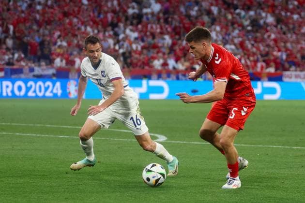 in duel, action, with Srdjan Mijailovic 16 Serbia , Joakim Maehle 5 Denmark , Denmark vs Serbia, Football, UEFA Euro 2024, Group stage, Matchday 3, 25 06 2024 Munich Bavaria Germany Copyright: xkolbert-press ChristianxKolbertx
