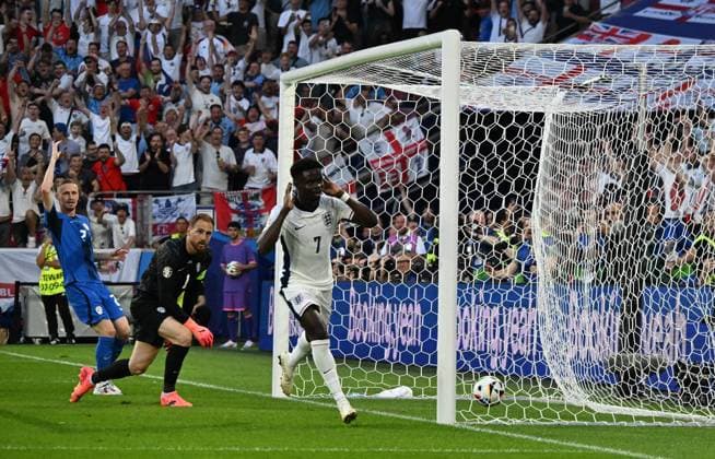 25 06 2024, xsltx, Football EM 2024, England Slovenia emspor, v l Zan Karnicnik Slovenia , Jan Oblak Slovenia , Bukayo Saka England offside goal disappointed, disappointed looking, dissapointed UEFA REGULATIONS PROHIBIT ANY USE OF PHOTOGRAPHS as IMAGE SEQUENCES and or QUASI VIDEO Cologne