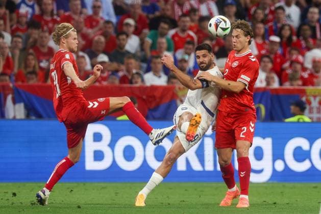 in duel, action, with Morten Hjulmand 21 Denmark , Aleksandar Mitrovic 9 Serbia , Joachim Andersen 2 Denmark , Denmark vs Serbia, Football, UEFA Euro 2024, Group stage, Matchday 3, 25 06 2024 Munich Bavaria Germany Copyright: xkolbert-press ChristianxKolbertx