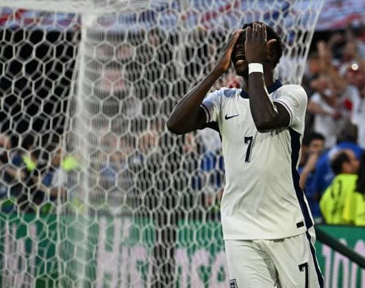 25 06 2024, xsltx, Football EM 2024, England Slovenia emspor, v l Bukayo Saka England offside goal disappointed, disappointed looking, dissapointed UEFA REGULATIONS PROHIBIT ANY USE OF PHOTOGRAPHS as IMAGE SEQUENCES and or QUASI VIDEO Cologne