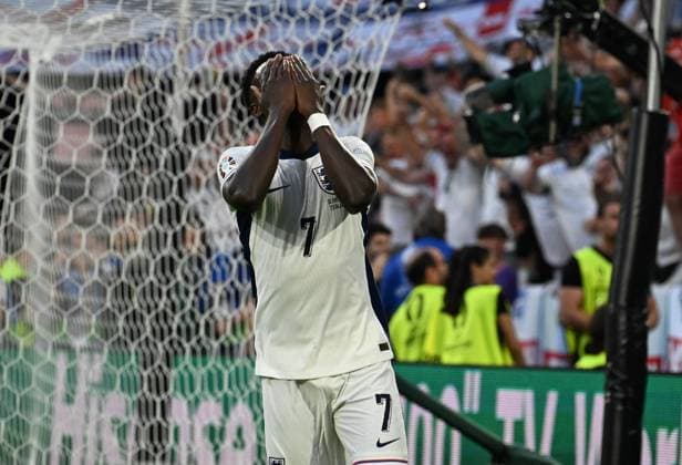 25 06 2024, xsltx, Football EM 2024, England Slovenia emspor, v l Bukayo Saka England offside goal disappointed, disappointed looking, dissapointed UEFA REGULATIONS PROHIBIT ANY USE OF PHOTOGRAPHS as IMAGE SEQUENCES and or QUASI VIDEO Cologne