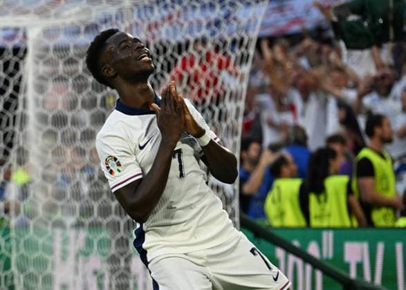 25 06 2024, xsltx, Football EM 2024, England Slovenia emspor, v l Bukayo Saka England offside goal disappointed, disappointed looking, dissapointed UEFA REGULATIONS PROHIBIT ANY USE OF PHOTOGRAPHS as IMAGE SEQUENCES and or QUASI VIDEO Cologne