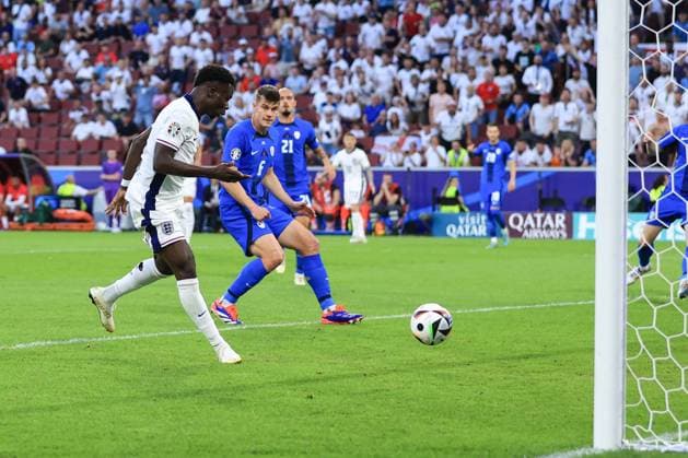 Fußball UEFA EURO 2024 Gruppe C England gegen Slowenien 25. Juni 2024 UEFA EURO 2024 Gruppe C England gegen Slowenien Bukayo Saka aus England schießt ein Tor, das später aberkannt wird Foto Simon Stacpoole Abseits Köln Deutschland  Copyright: xSimonxStacpoolexOffside