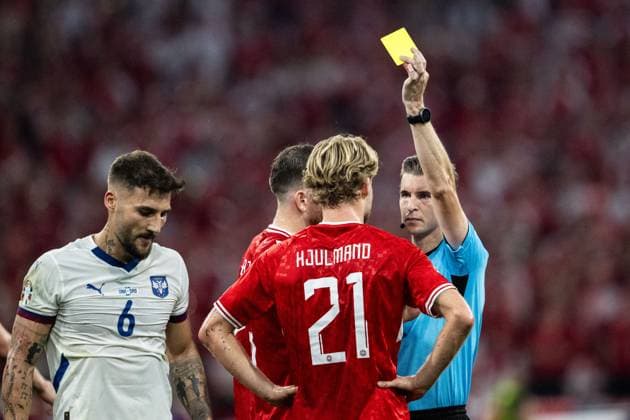 240625 Morten Hjulmand of Denmark receives a yellow card from referee Francois Letexier during the UEFA Euro 2024 Football Championship match between Denmark and Serbia on June 25, 2024 in Munich Photo Mathias Bergeld BILDBYRAN kod MB MB0940 fotboll football soccer fotballs em europamästerskap em uefa euro uefa european football championship euro 2024 denmark serbien serbia bbeng  Copyright: MATHIASxBERGELD BB240625MB062