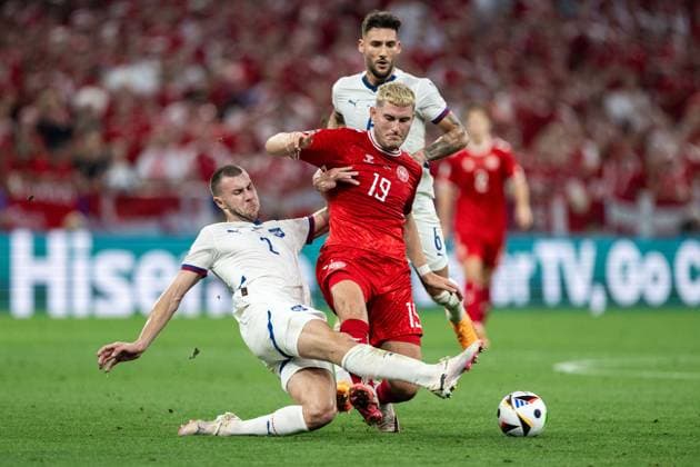 240625 Strahinja Pavlovic of Serbia and Jonas Wind of Denmark during the UEFA Euro 2024 Football Championship match between Denmark and Serbia on June 25, 2024 in Munich Photo Mathias Bergeld BILDBYRAN code MB MB0940 fotboll football soccer fotballs em europamästerskap em uefa euro uefa european football championship euro 2024 denmark serbien serbia bbeng  Copyright: MATHIASxBERGELD BB240625MB063