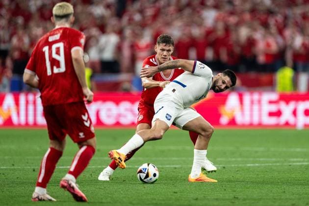 240625 Jannik Vestergaard of Denmark and Aleksandar Mitrovic of Serbia during the UEFA Euro 2024 Football Championship match between Denmark and Serbia on June 25, 2024 in Munich Photo Mathias Bergeld BILDBYRAN code MB MB0940 fotboll football soccer fotballs em europamästerskap em uefa euro uefa european football championship euro 2024 denmark serbien serbia bbeng  Copyright: MATHIASxBERGELD BB240625MB064