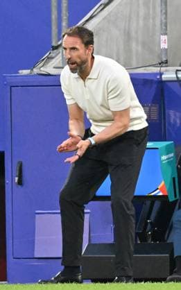 25 06 2024, xsltx, Football EM 2024, England Slovenia emspor, v l Coach Head Coach Gareth Southgate England gives instructions, gesticulates, gesticulate with arms gives instructions, gesticulate DFL DFB REGULATIONS PROHIBIT ANY USE OF PHOTOGRAPHS as IMAGE SEQUENCES and or QUASI VIDEO Köln