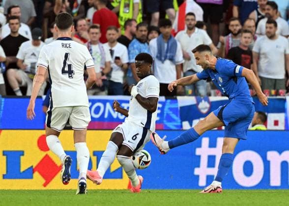 25 06 2024, xsltx, European Football Championship 2024, England Slovenia emspor, v l Marc Guehi England , Andraz Sporar Slovenia DFL DFB REGULATIONS PROHIBIT ANY USE OF PHOTOGRAPHS as IMAGE SEQUENCES and or QUASI VIDEO Cologne