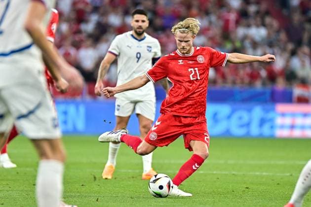 Picture shows Morten Hjulmand Denmark with ball on foot, 25 06 2024, Munich, Soccer, European Championship, Denmark Serbia, EVENT REGULATIONS PROHIBIT ANY USE OF PHOTOGRAPHS AS IMAGE SEQUENCES AND OR QUASI VIDEO xklx