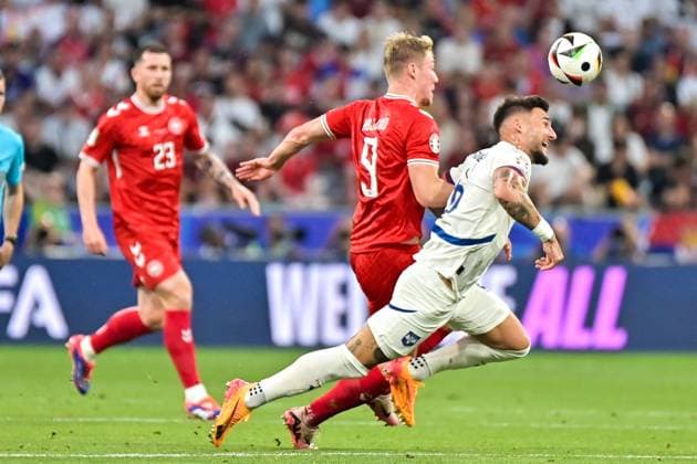 Picture shows from left to right duel, Rasmus Højlund Denmark , Nemanja Gudelj 6, Serbia , 25 06 2024, Munich, Soccer, European Championship, Denmark Serbia, EVENT REGULATIONS PROHIBIT ANY USE OF PHOTOGRAPHS AS IMAGE SEQUENCES AND OR QUASI VIDEO xklx
