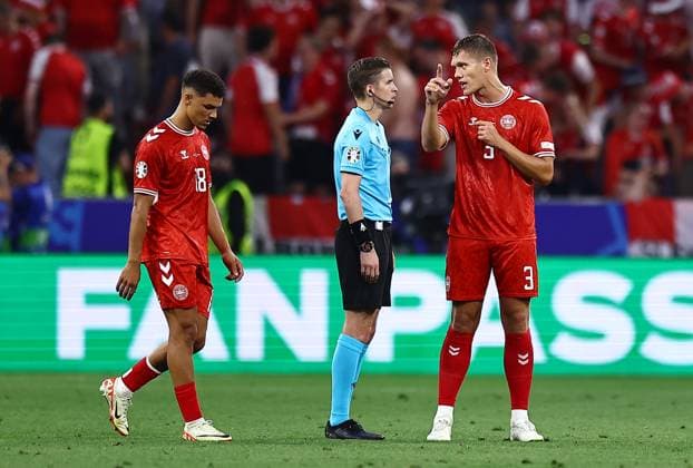 Jannik Vestergaard of Denmark speaks to referee, Francois Letexier before going in for half time Denmark v Serbia, UEFA European Championship, EM, Europameisterschaft 2024, Group C, Football, Munich Football Arena, Munich, Germany, 25 Jun 2024 EDITORIAL USE ONLY No use with unauthorised audio, video, data, fixture lists, club league logos or live services. Online in-match use limited to 120 images, no video emulation. No use in betting, games or single club league player publications. Copyright: xMichaelxZemanek Shutterstockx 14555536bg