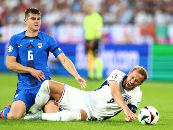 England gegen Slowenien 25. Juni 2024, Köln UEFA EUROs Gruppe C England gegen Slowenien Harry Kane (England) und Jaka Bijol (Slowenien) Foto Charlotte Wilson Abseits Köln Deutschland  Copyright: xCharlottexWilsonx xOffsidexOffside