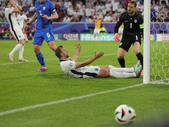England v Slovenia UEFA EURO, EM, Europameisterschaft,Fussball 2024 Group C Harry Kane of England narrowly misses a chance to score during the UEFA Euro 2024 Group C match between England and Slovenia at RheinEnergieStadion, Cologne Copyright: xPaulxChestertonx FIL-20274-0114 UK Newspapers OUT