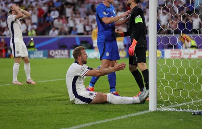 England v Slovenia UEFA EURO, EM, Europameisterschaft,Fussball 2024 Group C Harry Kane of England narrowly misses a chance to score during the UEFA Euro 2024 Group C match between England and Slovenia at RheinEnergieStadion, Cologne Copyright: xPaulxChestertonx FIL-20274-0115 UK Newspapers OUT
