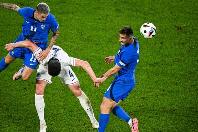 COLOGNE - (l-r) Benjamin Sesko of Slovenia, Declan Rice of England, Andraz Sporar of Slovenia during the UEFA EURO, EM, Europameisterschaft,Fussball 2024 group C match between England and Slovenia at Rhein Energie stadium on June 25, 2024 in Cologne, Germany. ANP Hollandse Hoogte UEFA EURO 2024 2024 xVIxANPxSportx xGerritxvanxKeulenxIVx 502058197 originalFilename: 502058197.jpg