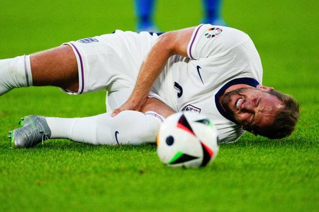 Sport Bilder des Tages Harry Kane of England goes down injured England v Slovenia, UEFA European Championship, EM, Europameisterschaft 2024, Group C, Football, Cologne Stadium, Cologne, Germany, 25 Jun 2024 EDITORIAL USE ONLY No use with unauthorised audio, video, data, fixture lists, club league logos or live services. Online in-match use limited to 120 images, no video emulation. No use in betting, games or single club league player publications. Copyright: xDavexShopland Shutterstockx 14555527bv