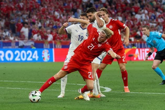 in duel, action, with Morten Hjulmand 21 Denmark , Aleksandar Mitrovic 9 Serbia , Denmark vs Serbia, Soccer, UEFA Euro 2024, Group stage, Matchday 3, 25 06 2024 Munich Bavaria Germany Copyright: xkolbert-press ChristianxKolbertx