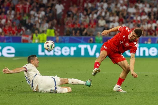 l r in duel, action, withb Srdjan Mijailovic 16 Serbia , Joakim Maehle 5 Denmark , Denmark vs Serbia, Football, UEFA Euro 2024, Group stage, Matchday 3, 25 06 2024 Munich Bavaria Germany Copyright: xkolbert-press ChristianxKolbertx