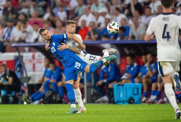 Football, Men, Season 2023 24, Euro 2024 Group C 3 Matchday in Cologne, England Slovenia, f l Petar Stojanovic Slovenia , Kieran Trippier England , Declan Rice England , 25 06 2024, Copyright: xSebastianxRäppold MatthiasxKochx