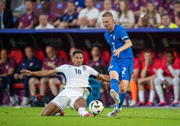 Football, Men, Season 2023 24, Euro 2024 Group C 3 Matchday in Cologne, England Slovenia, v l Jude Bellingham England , Zan Karnicnik Slovenia , 25 06 2024, Copyright: xSebastianxRäppold MatthiasxKochx