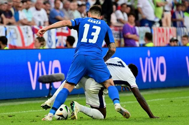 Cologne, Germany, June 25st 2024: Erik Janza of Slovenia (L) in action against Bukayo Saka of England (R) during the UEFA EURO, EM, Europameisterschaft,Fussball 2024 football match between England and Slovenia at Cologne Stadium, Cologne, Germany. (Igor Kupljenik SPP)  Copyright: xIgorxKupljenikx xSPPx spp-en-IgKuSp-IKO_1190