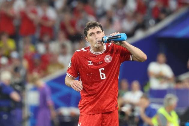 Andreas Christensen 6 Denmark drinking, Denmark vs Serbia, Football, UEFA Euro 2024, Group stage, Matchday 3, 25 06 2024 Munich Bavaria Germany Copyright: xkolbert-press ChristianxKolbertx
