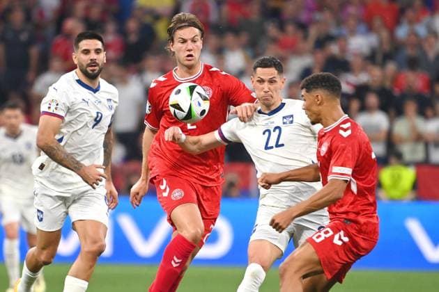 from left Aleksandar MITROVIC SRB , Joachim ANDERSEN DEN ,Sasa LUKIC SRB , Alexander BAH DEN action,duel group phase group C Denmark DEN Serbia SRB on 25 06 2024, Football Arena Munich Football UEFA EURO 2024 GERMANY from 14 06 2024 14 07 2024