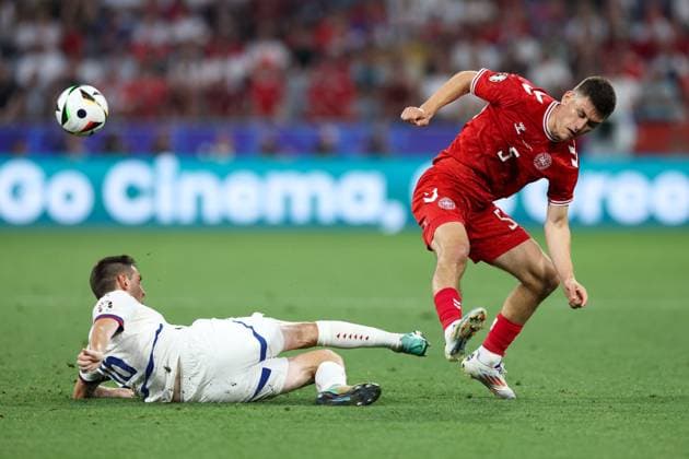 Soccer UEFA EURO 2024 Group Stage 3 Matchday Denmark Serbia on 25 06 2024 at the Munich Football Arena in Munich Srdjan Mijailovic Serbia , left Joakim Maehle Denmark , right xMSx