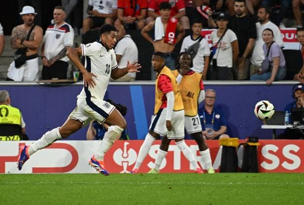 25 06 2024, xsltx, Football EM 2024, England Slovenia emspor, v l Jude Bellingham England DFL DFB REGULATIONS PROHIBIT ANY USE OF PHOTOGRAPHS as IMAGE SEQUENCES and or QUASI VIDEO Köln