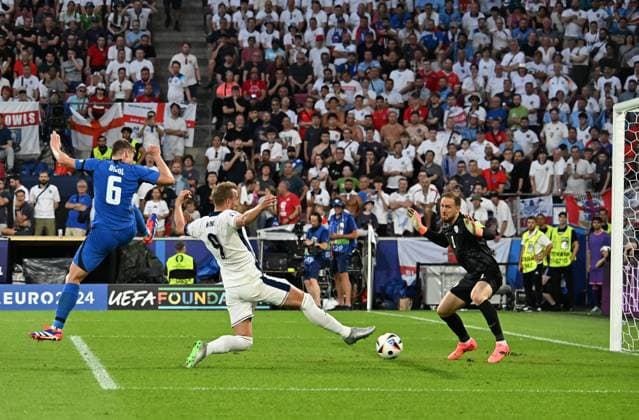 Sport Themen der Woche KW26 Sport Bilder des Tages 25.06.2024, xsltx, Fussball EM 2024, England - Slowenien emspor, v.l. Jaka Bijol (Slowenien), Harry Kane (England), Jan Oblak (Slowenien) (DFL DFB REGULATIONS PROHIBIT ANY USE OF PHOTOGRAPHS as IMAGE SEQUENCES and or QUASI-VIDEO) Köln *** 25 06 2024, xsltx, Football EM 2024, England Slovenia emspor, v l Jaka Bijol Slovenia , Harry Kane England , Jan Oblak Slovenia DFL DFB REGULATIONS PROHIBIT ANY USE OF PHOTOGRAPHS as IMAGE SEQUENCES and or QUASI VIDEO Köln