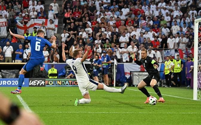 25 06 2024, xsltx, Football EM 2024, England Slovenia emspor, v l Jaka Bijol Slovenia , Harry Kane England , Jan Oblak Slovenia DFL DFB REGULATIONS PROHIBIT ANY USE OF PHOTOGRAPHS as IMAGE SEQUENCES and or QUASI VIDEO Köln