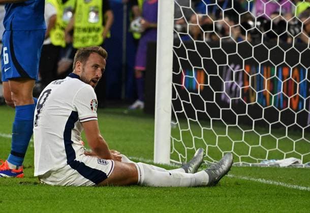 25 06 2024, xsltx, Football EM 2024, England Slovenia emspor, v l Harry Kane England disappointed, disappointed looking, dissapointed DFL DFB REGULATIONS PROHIBIT ANY USE OF PHOTOGRAPHS as IMAGE SEQUENCES and or QUASI VIDEO Köln