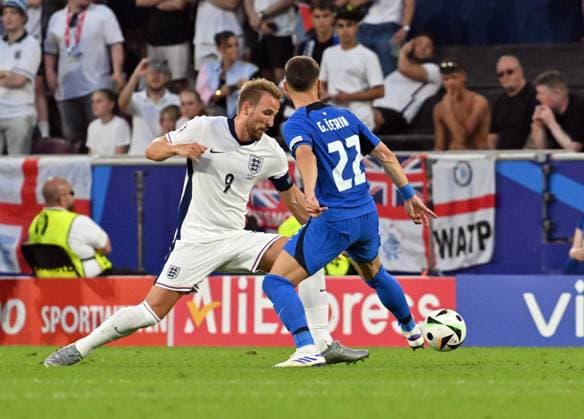 25 06 2024, xsltx, Football EM 2024, England Slovenia emspor, v l Harry Kane England , Adam Gnezda Cerin Slovenia DFL DFB REGULATIONS PROHIBIT ANY USE OF PHOTOGRAPHS as IMAGE SEQUENCES and or QUASI VIDEO Köln