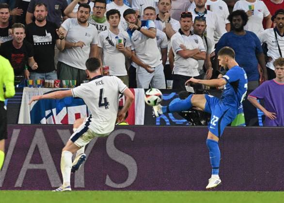 25 06 2024, xsltx, European Football Championship 2024, England Slovenia emspor, v l Declan Rice England , Adam Gnezda Cerin Slovenia DFL DFB REGULATIONS PROHIBIT ANY USE OF PHOTOGRAPHS as IMAGE SEQUENCES and or QUASI VIDEO Köln