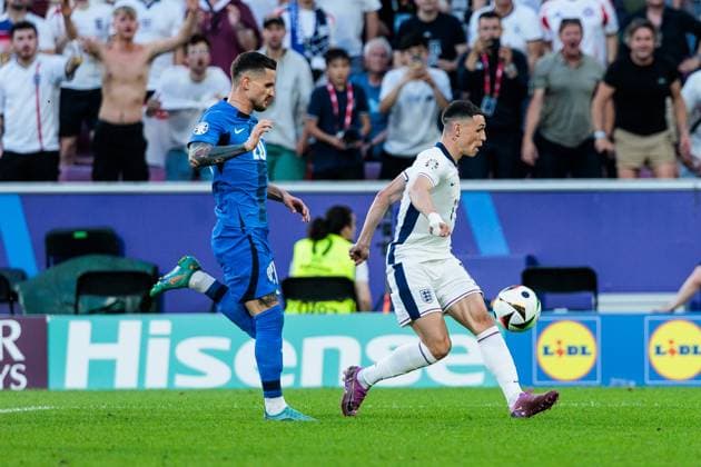 UEFA EURO 2024 England Slovenia 25 06 2024 duel Petar Stojanovic Slovenia, 20 , Phil Foden England, 11 UEFA EURO 2024 England Slovenia Cologne Stadium, Cologne on 25 06 2024 Copyright: xBEAUTIFULxSPORTS Wunderlx