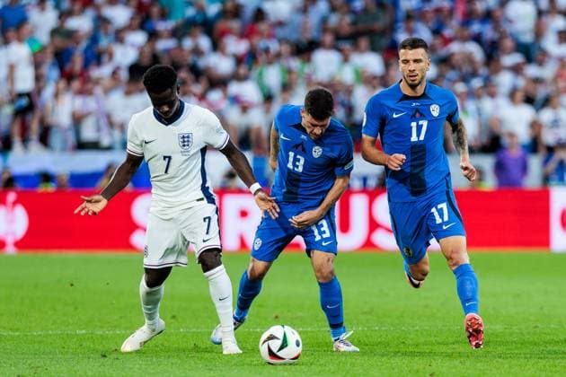 UEFA EURO 2024 England Slovenia 25 06 2024 duel Bukayo Saka England, 7 , Erik Janza Slovenia, 13 , Jan Mlakar Slovenia, 17 UEFA EURO 2024 England Slovenia Cologne Stadium, Cologne on 25 06 2024 Copyright: xBEAUTIFULxSPORTS Wunderlx