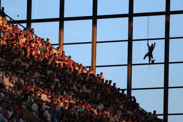 Fußball UEFA EURO 2024 Gruppe C England gegen Slowenien 25. Juni 2024 UEFA EURO 2024 Gruppe C England gegen Slowenien Ein Fensterputzer an der Seite des Stadions Foto Simon Stacpoole Abseits Köln Deutschland  Copyright: xSimonxStacpoolexOffside